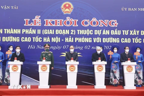 Chủ tịch nước Nguyễn Xuân Phúc và các đại biểu thực hiện nghi thức khởi công. (Ảnh: Thống Nhất/TTXVN)