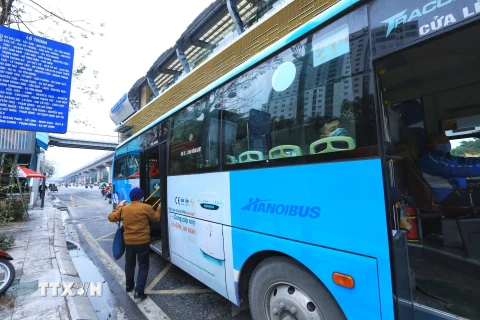 Khách lên xe tại một trạm xe buýt trên đường Nguyễn Trãi. (Ảnh: Tuấn Anh/TTXVN) 