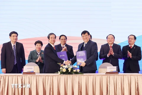 Thủ tướng Phạm Minh Chính chứng kiến lễ ký kết Chương trình phối hợp giữa Bộ Giáo dục và Đào tạo và Bộ Y tế về công tác y tế trường học, chăm sóc sức khoẻ trẻ em, học sinh, sinh viên giai đoạn 2022-2026. (Ảnh: Dương Giang/TTXVN) 