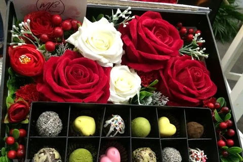Một set quà ngọt ngào cho ngày Valentine với hoa và chocolate. (Ảnh: Mai Mai/Vietnam+)