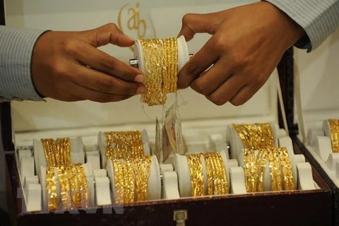 Một cửa hàng vàng tại Ahmedabad, Ấn Độ. (Ảnh: AFP/TTXVN)