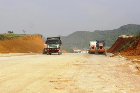 Nhà thầu đang thi công đoạn tuyến cao tốc Bắc-Nam. (Ảnh: Việt Hùng/Vietnam+)