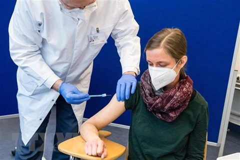 Nhân viên y tế tiêm chủng vaccine ngừa COVID-19 cho người dân tại Đức. (Ảnh: AFP/TTXVN)