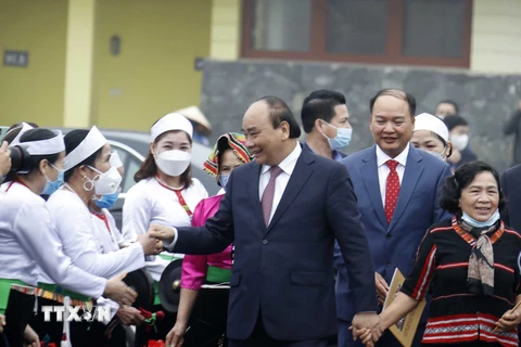 Chủ tịch nước Nguyễn Xuân Phúc với các đại biểu dân tộc thiểu số tại Ngày hội Sắc Xuân trên mọi miền Tổ quốc năm 2022. (Ảnh: Thống Nhất/TTXVN) 