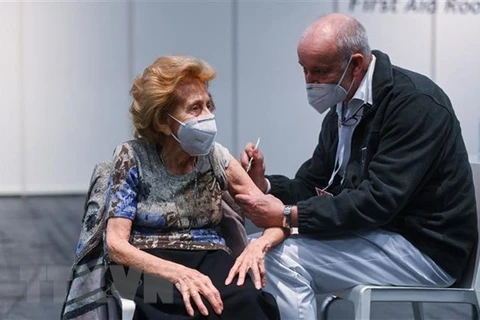 Nhân viên y tế tiêm chủng vaccine ngừa COVID-19 cho người dân tại Cologne, Đức. (Ảnh: AFP/TTXVN)
