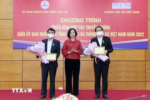 Tổng Giám đốc Thông tấn xã Việt Nam Vũ Việt Trang trao tặng Kỷ niệm chương Vì sự nghiệp Thông tấn cho lãnh đạo tỉnh Lào Cai. (Ảnh: Quốc Khánh/TTXVN) 