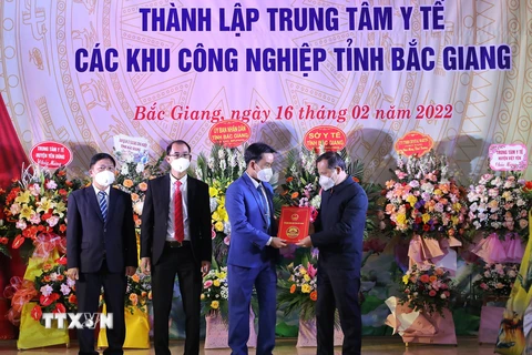 Phó Chủ tịch thường trực UBND tỉnh Bắc Giang Mai Sơn trao Quyết định thành lập Trung tâm y tế các khu công nghiệp tỉnh Bắc Giang. (Ảnh: Danh Lam/TTXVN)