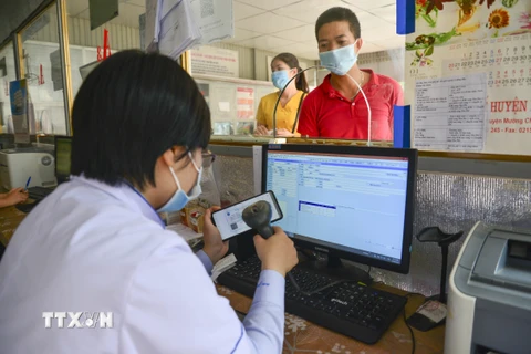 Kiểm tra thông tin bảo hiểm y tế trên ứng dụng VssID để đăng ký khám bệnh tại Trung tâm Y tế huyện Mường Chà. (Ảnh: Xuân Tư/TTXVN)