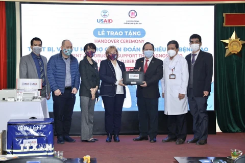 Giám đốc Cơ quan Phát triển Quốc tế Hoa Kỳ (USAID) Ann Marie Yastishock trao tặng thiết bị và thuốc điều trị bệnh lao cho Việt Nam. (Ảnh: Minh Quyết/TTXVN)