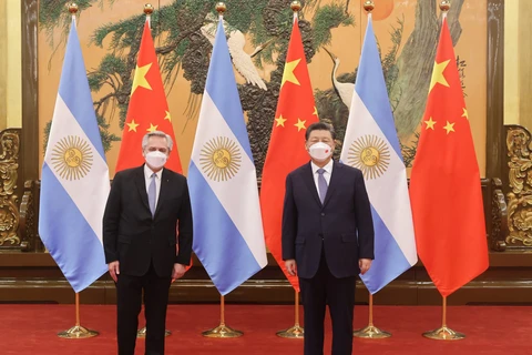 Chủ tịch Trung Quốc Tập Cận Bình (phải) gặp Tổng thống Alberto Fernandez của Argentina. (Nguồn: South China Moring Post)