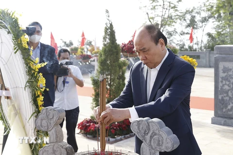 Chủ tịch nước Nguyễn Xuân Phúc dâng hương tưởng niệm cụ Huỳnh Thúc Kháng. (Ảnh: Thống Nhất/TTXVN) 