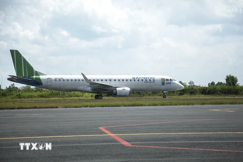 Chuyến bay đầu tiên đường bay Rạch Giá-Phú Quốc hạ cánh xuống Sân bay Rạch Giá. (Ảnh: Hồng Đạt/TTXVN)