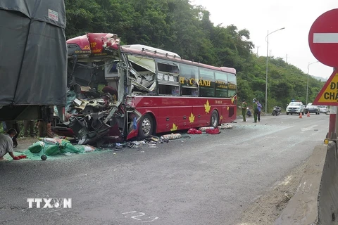 Hiện trường vụ tai nạn giao thông xảy ra tại Đèo Nại. (Ảnh: Xuân Triệu/TTXVN)