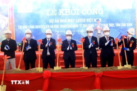 Các đại biểu thực hiện nghi thức khởi công Nhà máy Lotes Thái Thụy Việt Nam. (Ảnh: Thế Duyệt/TTXVN)