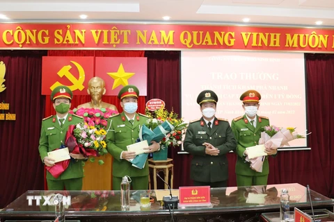Đại diện Ban lãnh đạo Công an tỉnh Ninh Bình trao thưởng cho các đơn vị tham gia phá án. (Ảnh: Đức Phương/TTXVN)