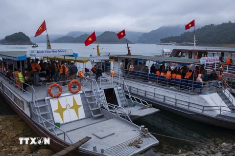 Các tàu du lịch tham gia vận chuyển khách tại các cảng Bích Hạ, Thung Nai... tham quan lòng hồ Hoà Bình đều phải đáp ứng đầy đủ các quy định về an toàn. (Ảnh: Trọng Đạt/TTXVN)