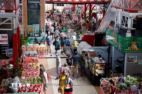 Người dân mua sắm tại một chợ ở Tahiti thuộc đảo Polynesia của Pháp. (Ảnh: AFP/TTXVN)