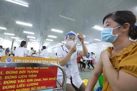 Nhân viên y tế Hà Nội triển khai tiêm vaccine tại khu công nghiệp. (Ảnh: TTXVN)