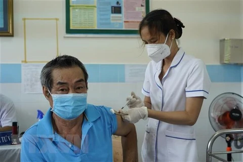 Tiêm vaccine phòng COVID-19 mũi 2 cho người dân Côn Đảo. (Ảnh: TTXVN phát)