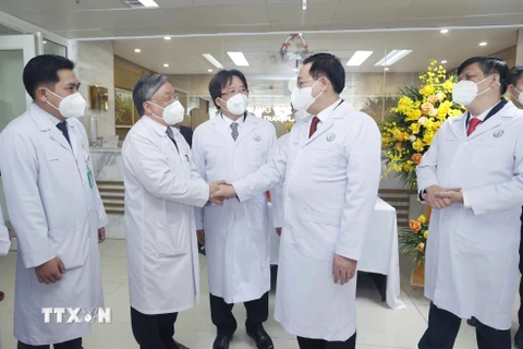 Chủ tịch Quốc hội Vương Đình Huệ với cán bộ, bác sỹ Trung tâm Ghép tạng, Bệnh viện Hữu nghị Việt Đức. (Ảnh: Doãn Tấn/TTXVN) 