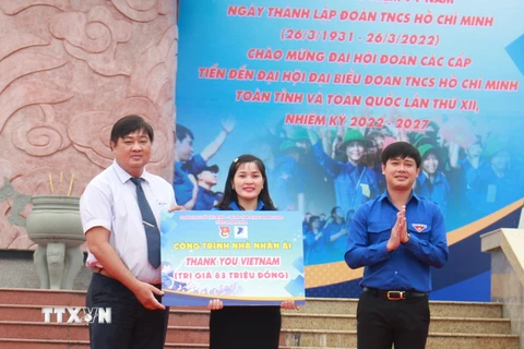 Đại diện Huyện đoàn Diên Khánh nhận tượng trưng công trình Nhà nhân ái do Đoàn thanh niên Trung tâm kinh doanh VNPT tỉnh Khánh Hòa trao tặng. (Ảnh: Phan Sáu/TTXVN)