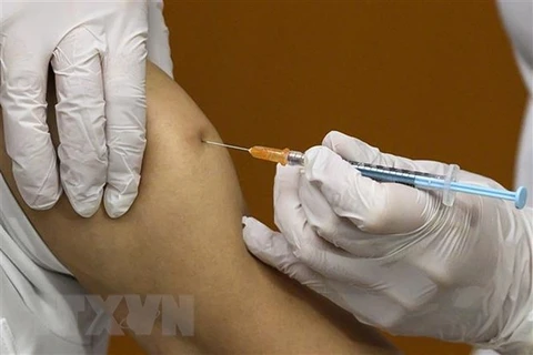 Nhân viên y tế tiêm vaccine phòng COVID-19 cho người dân tại Tokyo, Nhật Bản. (Ảnh: AFP/TTXVN) 