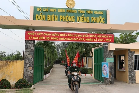 Cán bộ Đồn Biên phòng Kiểng Phước, tỉnh Tiền Giang lên đường làm nhiệm vụ tuyên truyền. (Ảnh: Hữu Chí/TTXVN) 
