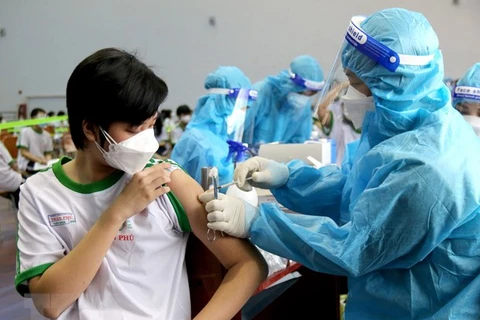 Nhân viên y tế tỉnh Bình Thuận tiêm vaccine phòng COVID-19 cho trẻ từ 12-17 tuổi. (Ảnh: Nguyễn Thanh/TTXVN)