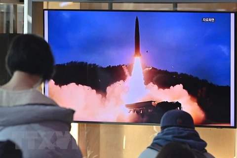 Người dân theo dõi qua truyền hình ở nhà ga Seoul (Hàn Quốc) về vụ phóng thử vật thể được cho là tên lửa đạn đạo của Triều Tiên, ngày 30/1. (Ảnh: AFP/TTXVN) 