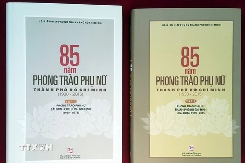 Bộ sách 2 tập gần 1.000 trang là công cụ tra cứu và tìm hiểu về phong trào phụ nữ Sài Gòn-Gia Định-Thành phố Hồ Chí Minh trong suốt 85 năm. (Ảnh: Thu Hương/TTXVN)