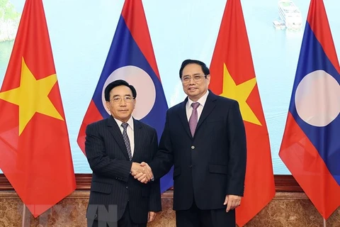 Thủ tướng Phạm Minh Chính bắt tay Thủ tướng Lào Phankham Viphavanh. (Ảnh: Dương Giang/TTXVN)