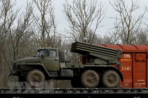 Xe quân sự của Nga được triển khai ở vùng Rostov, miền Nam Nga, giáp với Cộng hòa nhân dân Donetsk (DPR) tự xưng ở miền Đông Ukraine, ngày 23/2/2022. (Ảnh: AFP/TTXVN) 