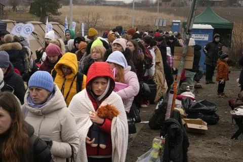 Cận cảnh dòng người tị nạn khổng lồ Ukraine đổ sang nước láng giềng