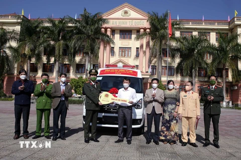Đại tá Nguyễn Viết Giang, Giám đốc Công an tỉnh Lai Châu, thừa ủy quyền của Bộ trưởng Bộ Công an Tô Lâm trao tặng xe ôtô cứu thương cho Trung tâm Y tế thành phố Lai Châu. (Ảnh: Quý Trung/TTXVN)