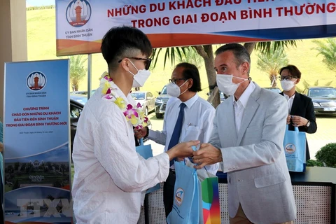 Tặng quà lưu niệm những du khách đầu tiên đến Bình Thuận trong giai đoạn bình thường mới tại Centara Mirage Resort (thành phố Phan Thiết). (Ảnh: Nguyễn Thanh/TTXVN) 