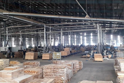Sản xuất đồ gỗ tại Công ty TNHH MTV Triệu Phú Lộc, thị xã Tân Uyên, Bình Dương. (Ảnh: Chí Tưởng/TTXVN) 