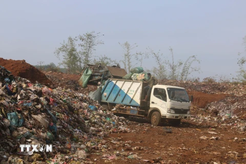 Khối lượng lớn rác thải tồn đọng tại bãi thu gom rác thải của huyện Đắk R’lấp (Đắk Nông). (Ảnh: TTXVN phát)