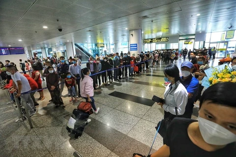 Người Việt từ Ukraine trở về sau chuyến bay dài. (Ảnh: Tuấn Đức/TTXVN) 