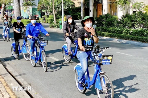 Các đoàn viên, thanh niên tình nguyện tham gia hoạt động đạp xe vì môi trường tại chương trình. (Ảnh: Hồng Giang/TTXVN)