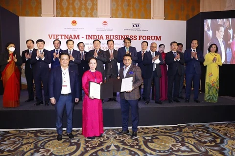 Chủ tịch Quốc hội Vương Đình Huệ chứng kiến Lễ trao các thoả thuận hợp tác giữa doanh nghiệp hai nước Việt Nam-Ấn Độ. (Ảnh: Doãn Tấn/TTXVN)