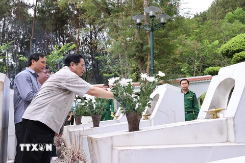 Thủ tướng dâng hương tưởng nhớ các anh hùng liệt sỹ tại Hà Tĩnh