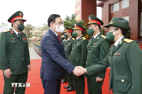 Chủ tịch Quốc hội Vương Đình Huệ với các cán bộ Nhà máy Z111. (Ảnh: Doãn Tấn/TTXVN) 