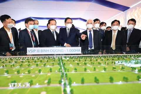 Thủ tướng Phạm Minh Chính và các đại biểu tham quan mô hình xây dựng Khu công nghiệp Việt Nam-Singapore (VSIP III). (Ảnh: Dương Giang/TTXVN)