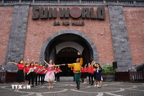 Biểu diễn nghệ thuật ngay tại cổng chào của Khu du lịch để chào đón du khách đến tham quan Sun World Ba Na Hills. (Ảnh: TTXVN phát)