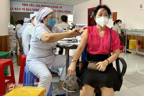 Bệnh viện Đa khoa Trung tâm An Giang tiêm vaccine mũi 3 cho người từ 18 tuổi trở lên. (Ảnh: Thanh Sang/TTXVN) 