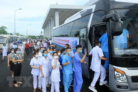 Các y, bác sỹ lên đường chi viện phòng chống dịch COVID-19 cho Thành phố Hồ Chí Minh. (Ảnh: An Đăng/TTXVN)