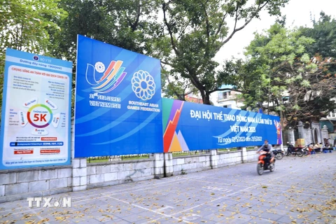 Ápphích kích thước lớn cổ động cho SEA Games 31 được bố trí phía trước Gò Đống Đa trên đường Tây Sơn (Đống Đa, Hà Nội). (Ảnh: Hoàng Hiếu/TTXVN) 