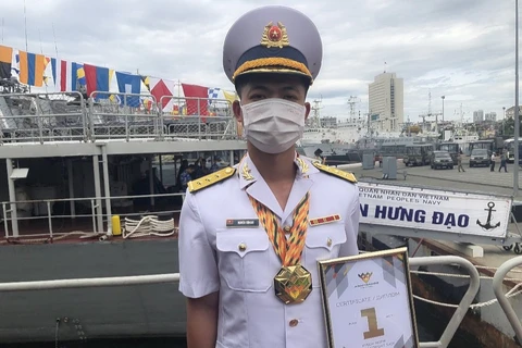 Tại Army Games 2021, thượng úy Nguyễn Tiến Duy được trao giải cá nhân cho trưởng ngành hàng hải xuất sắc nhất. (Nguồn: tuoitre.vn)