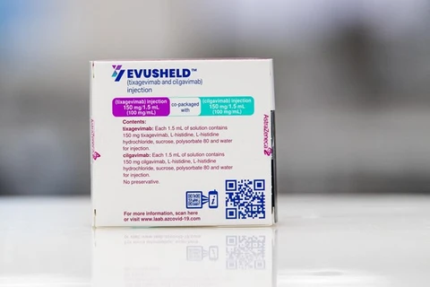 Hỗn hợp kháng thể đơn dòng Evusheld dự phòng điều trị COVID-19 của AstraZeneca. (Ảnh: AFP/TTXVN)
