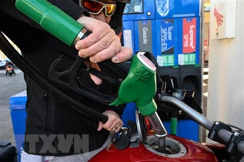 Bơm xăng cho phương tiện tại trạm xăng ở Montpellier, Pháp. (Ảnh: AFP/TTXVN)